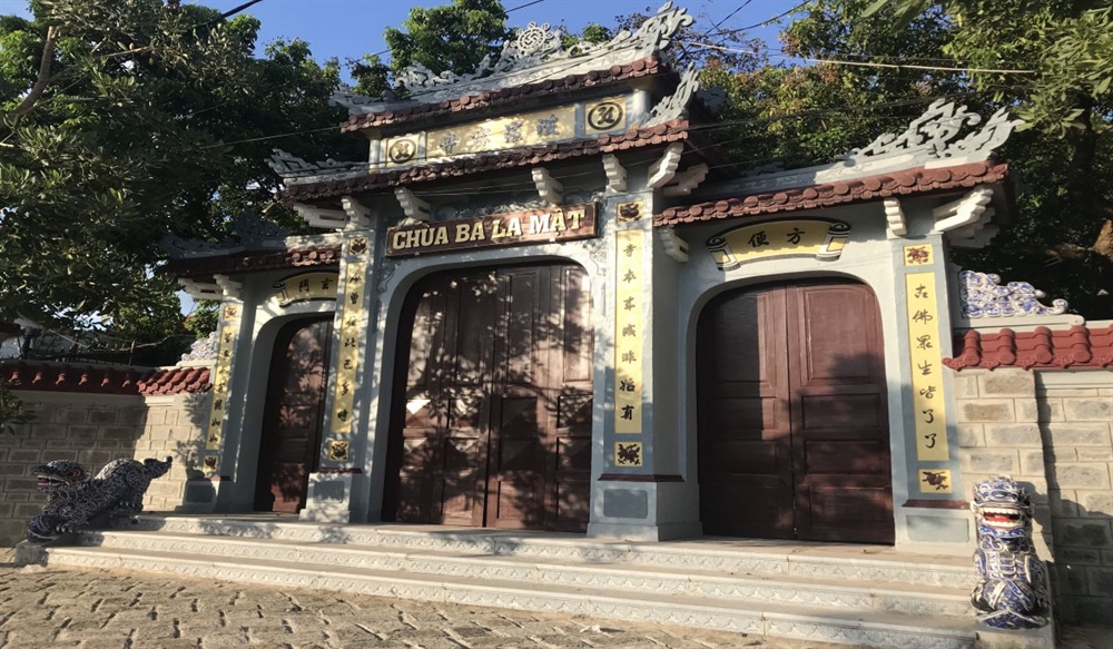 CỔNG CHÙA BA LA MẬT CHẠM KHẮC TINH XẢO VỚI MÁI NGÓI RÊU PHONG CỔ KÍNH